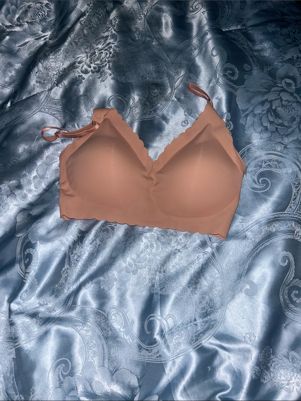 Seamless Scalloped Edge Wireless Bra - Nude
